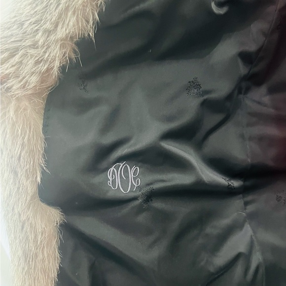 Chic Black Cape with Luxurious Fur Trim - Picture 2 of 4